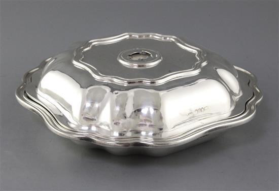 An early Victorian silver entree dish and cover by Robert Hennell III, 44 oz.